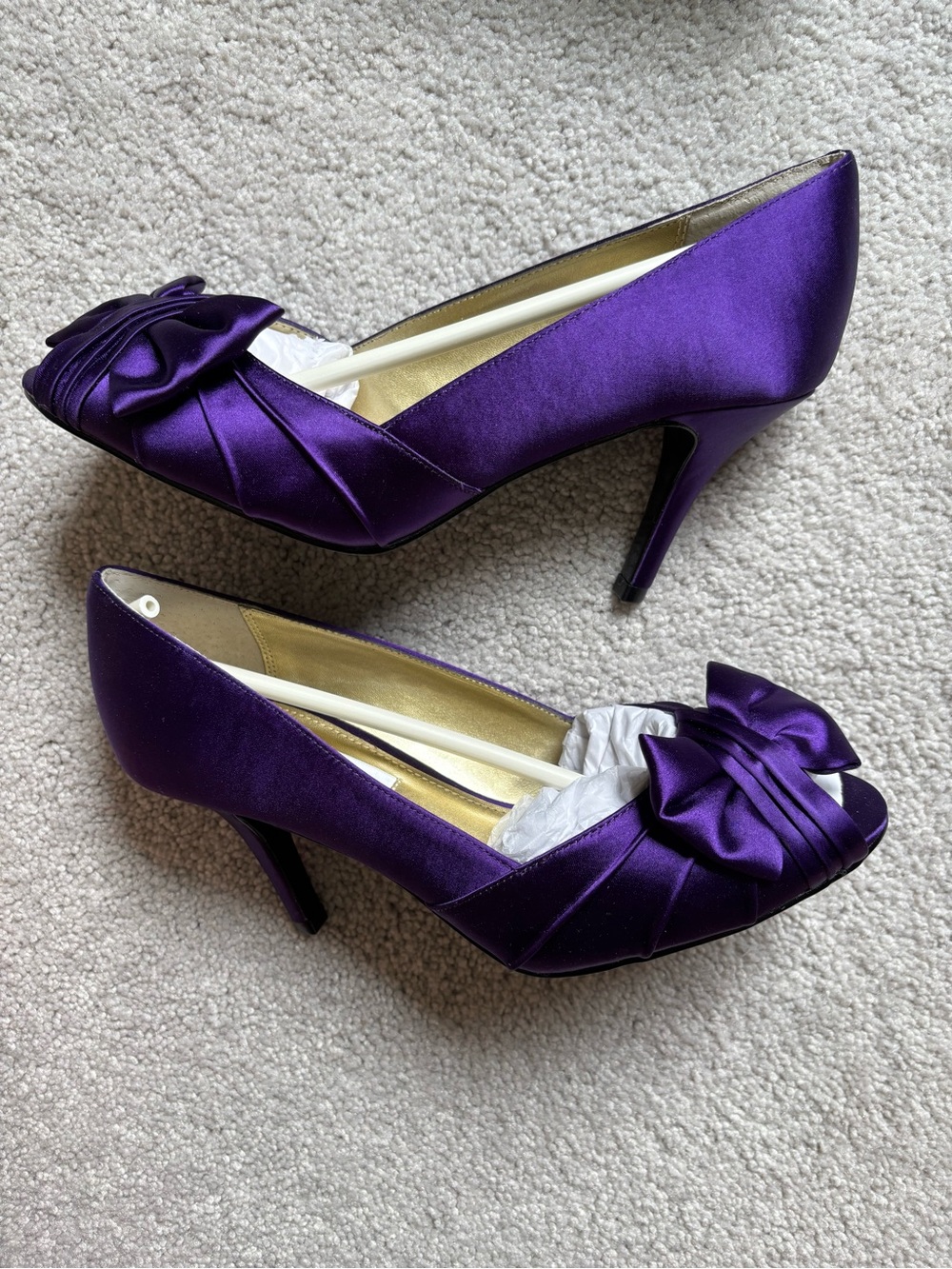 NWT Nina Elegant Satin Grape Luster Heels with Bow, Size 6.5 Wide